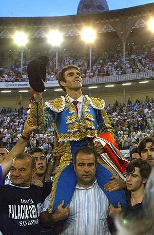 El diestro José Tomás, a hombros. (Foto: Antonio Moreno)