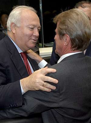 Miguel ngel Moratinos saluda a su homlogo francs Bernard Kouchner. (Foto: EFE)