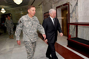 David Petraeus (izqda.), junto al secretario de Defensa de EEUU, Robert Gates, en Bagdad. (Foto: EFE)