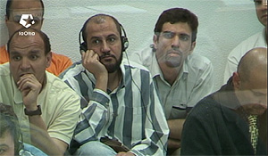 Rabei Osman, con camisa de rayas, y Jamal Zougam, detrs de l. (Foto: LaOtra)