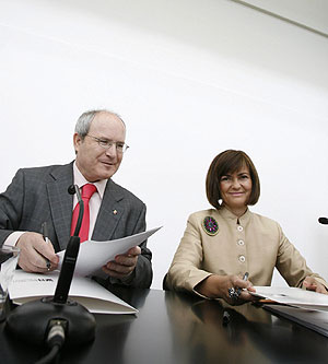 Carmen Calvo y el presidente de la Generalitat, Jos Montilla, firman un acuerdo en Barcelona. (Foto: EFE)