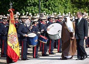 Don Juan Carlos y Abdul bin Abdelaziz pasan revista a una compaa de la Guardia Real. (Foto: AFP)