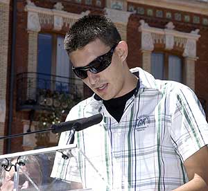 El joven, en un acto pblico de 2006 en el que peda el esclarecimiento de los crmenes. (Foto: EFE)