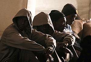 Los inmigrantes del segundo cayuco, en el Puerto de los Cristianos. (Foto: EFE)