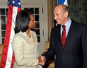El primer ministro israel, Ehud Olmert, junto a la Secretaria de Estado de EEUU, Condolezza Rice. (Foto: EFE)