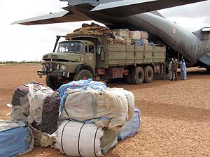 Ayuda humanitaria en el aeropuerto cercano a Darfur. (Foto: AFP)