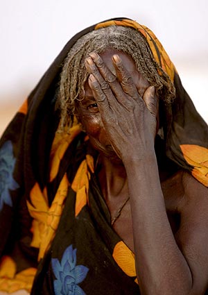 Una anciana refugiada riendo en el campo de refugiados sudaneses. (EFE)