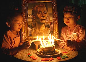 Dos nios celebran el cumpleaos de la lder opositora birmana, Aung San Suu Kyi. (AFP)