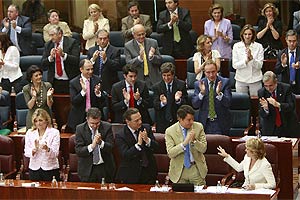 Esperanza Aguirre, aclamada por su grupo parlamentario tras su intervencin en la Asamblea. (EFE)