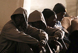 Un grupo de inmigrantes recin llegados a las costas canarias. (Foto: EFE)