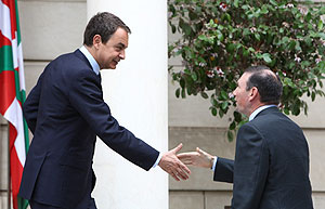 Ibarretxe y Zapatero se saludan en la escalera de La Moncloa. (Foto: EFE)