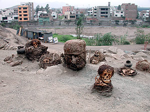 Algunos de los fardos funerarios encontrados en la excavacin. (Foto: AFP)