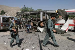 Explosin de un autobs en Afganistn que caus 35 vctimas. (Foto: EFE)