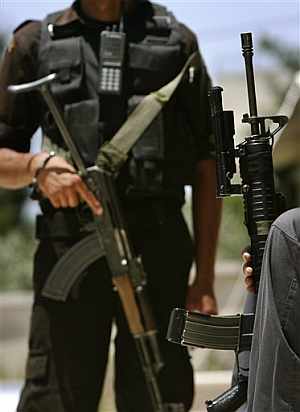 Miembros de la seguridad del presidente palestino extreman la seguridad durante la reunin del gabinete de emergencia. (Foto: AP)
