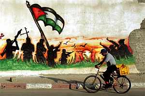Un palestino monta en bici por una calle de Gaza. (Foto: AP)