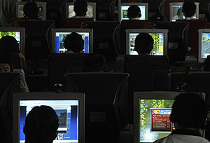 Varios internautas delante de sus pantallas. (Foto: REUTERS)
