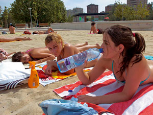 Chicas sobrellevando la ola de calor del ao pasado, en Valladolid. (Foto: Carlos Espeso)
