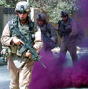 Soldados de EEUU emplean granadas de humo en la localidad iraqu de Baquba. (Foto: AFP)