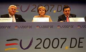 Merkel (c), el ministro alemn de Relaciones Exteriores, Frank-Walter Steinmeier (izq) y Barroso (der), durante la rueda de prensa. (Foto: EFE)