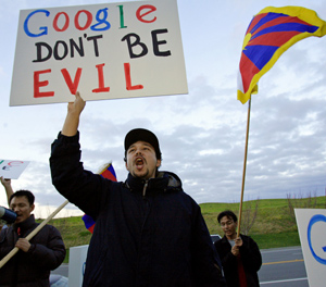 Manifestantes contra Google frente a la sede de la empresa. (Foto: REUTERS)