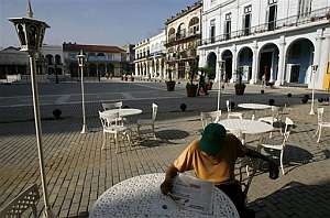 Un cubano lee un peridico en una plaza de La Habana. (Foto: AP)
