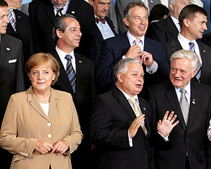 Angela Merkel, junto al gemelo Lech Kaczynski, y Tony Blair. (Foto: EFE)