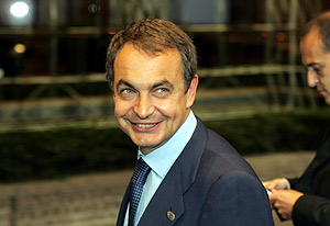 Zapatero a su llegada a la cumbre. (Foto: AFP)