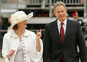 Blair junto a su esposa, en la conmemoración de la guerra de las Malvinas. (Foto: REUTERS)