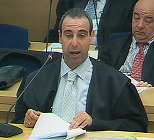 Antonio Alberca, abogado de Rafa Zouhier, durante su exposicin. (Foto: LaOtra)