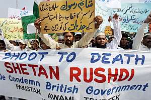 Radicales paquistanes piden la muerte del escritor Salman Rushdie tras recibir el ttulo de 'sir'. (Foto: AFP)