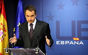 Zapatero da una rueda de prensa en Bruselas. (Foto: AFP)