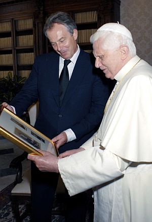 El Papa y Blair observan el regalo realizado por el primer ministro. (Foto: AFP)