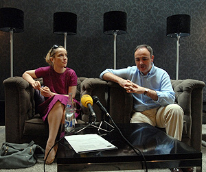 Julie Delpy y Rafael Maluenda, director de Cinema Jove, durante la rueda de prensa del palmars. (Foto: Quique Lavilla)