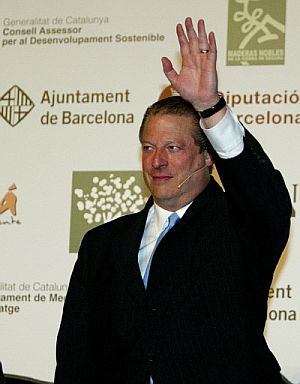 Al Gore, saluda durante el encuentro en Barcelona. (Foto: AFP)