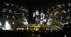 Imagen de la pantalla gigante del escenario de Anoeta. (Foto: AFP)