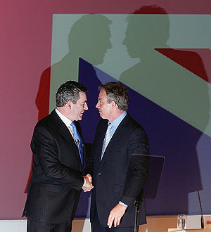 Blair da oficialmente el relevo a Brown. (Foto: AP)