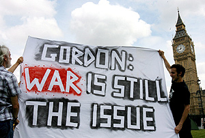 Manifestantes exshiben una pancarta contra la presencia britnica en Irak. (Foto: EFE)