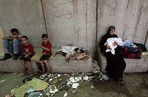 Un grupo de palestinos espera en Gaza para cruzar a Israel. (Foto: AP)