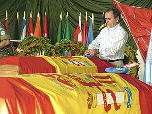 El ministro Alonso impone condecoraciones a los fallecidos. (Foto: EFE)