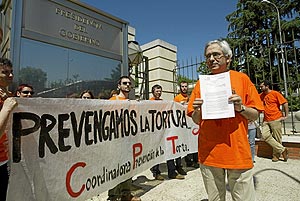 La Coordinadora de Prevencin de la Tortura entrega una carta reivindicativa al Gobierno. (K. Para)