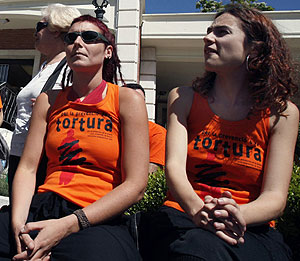Dos miembros de la Coordinadora para la Prevencin de la Tortura. (Foto: EFE)