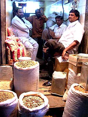 Vendedores de frutos secos en un puesto de un populoso mercado de Delhi. (EFE)