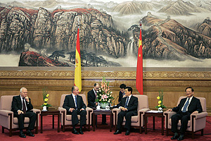 El Rey de Espaa, el presidente chino y los respectivos ministros de exteriores. (Foto: EFE)