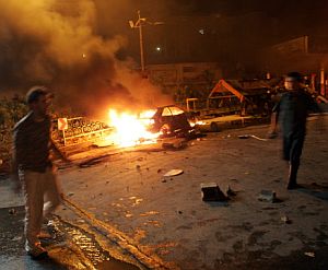 Un coche arde en una gasolinera de Tehern. (Foto: AFP)