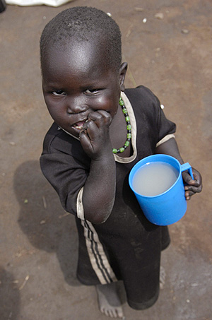 Una niña ugandesa con una papilla alimenticia. (Foto: REUTERS)