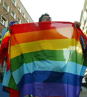 Un homosexual sostiene la bandera multicolor durante la fiesta del Orgullo Gay. (Foto: A. Heredia)