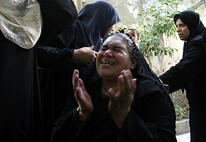 Una mujer llora por la muerte de un familiar en uno de los ataques. (Foto: AFP)