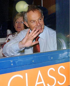 Blair saluda desde el tren que le llevó a la circunscripción de Sedgfield. (Foto: AP)