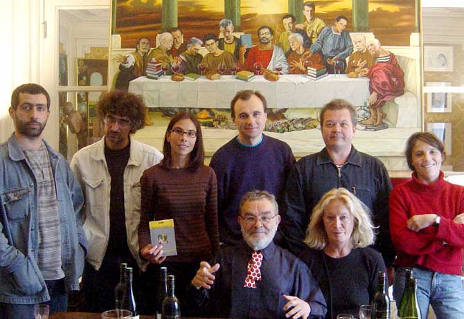 Fernando Arrabal acompaado del equipo de la televisin rusa 'Kultura' en el ao 2003. (Foto: Lelia)
