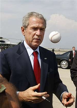 Bush juega con una pelota de beisbol antes de firmar un autgrafo en ella. (Foto: AP)